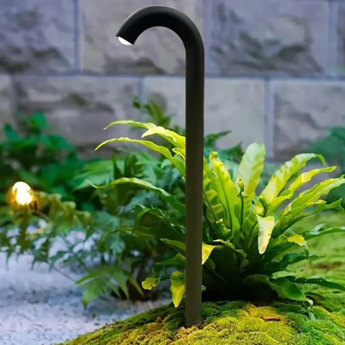 Solar powered lawn lamp