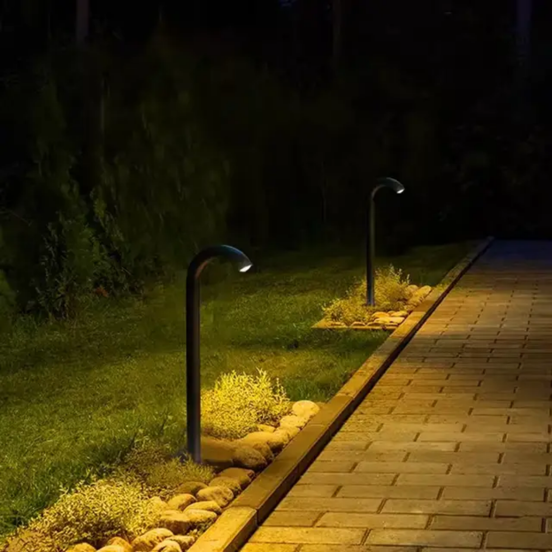 Solar powered lawn lamp