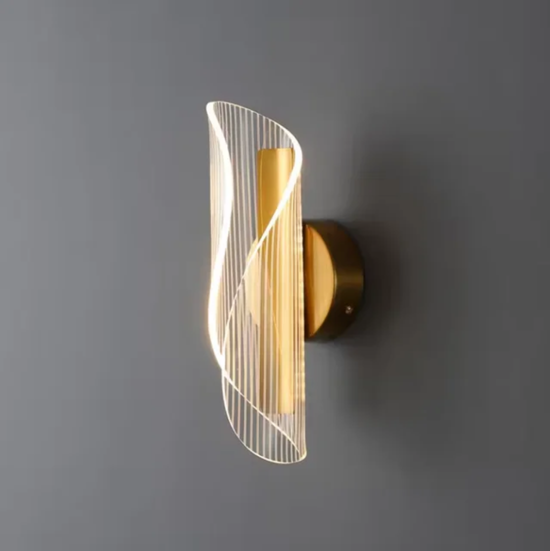 Transparent streamer wall light